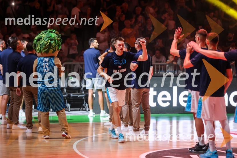 Dončić navdušil Stožice, Slovenija premagala Črno goro