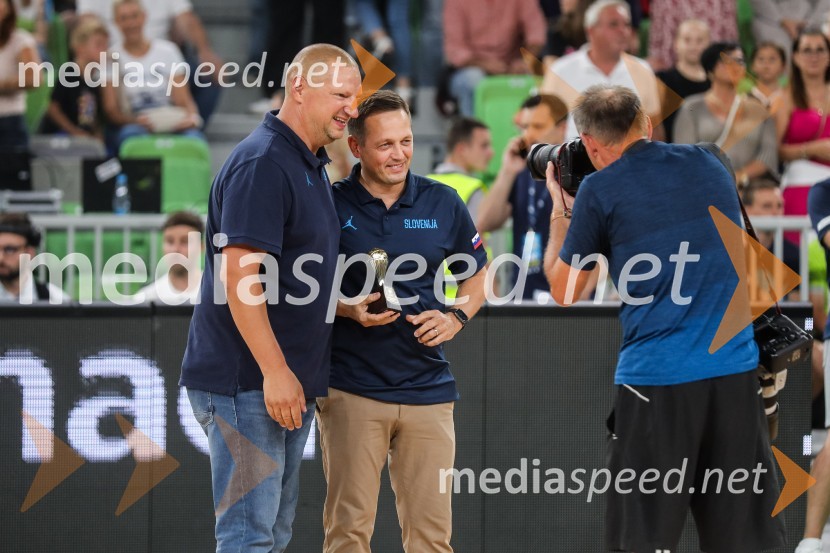  Matej Erjavec, predsednik, Košarkarska Zveza Slovenije;  Aleksander Sekulić, selektor  košarkaške reprezentanceDončić navdušil Stožice, Slovenija premagala Črno goro