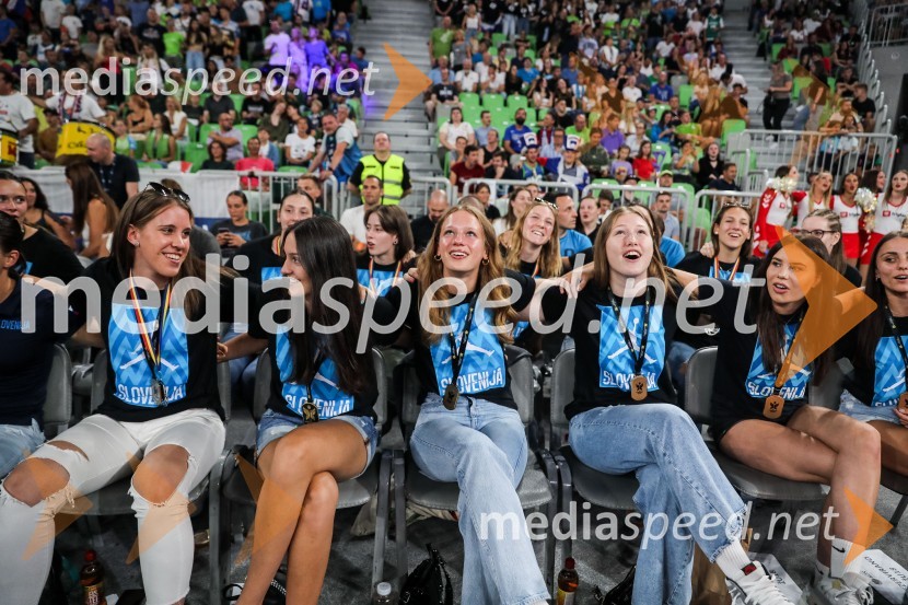 Dončić navdušil Stožice, Slovenija premagala Črno goro