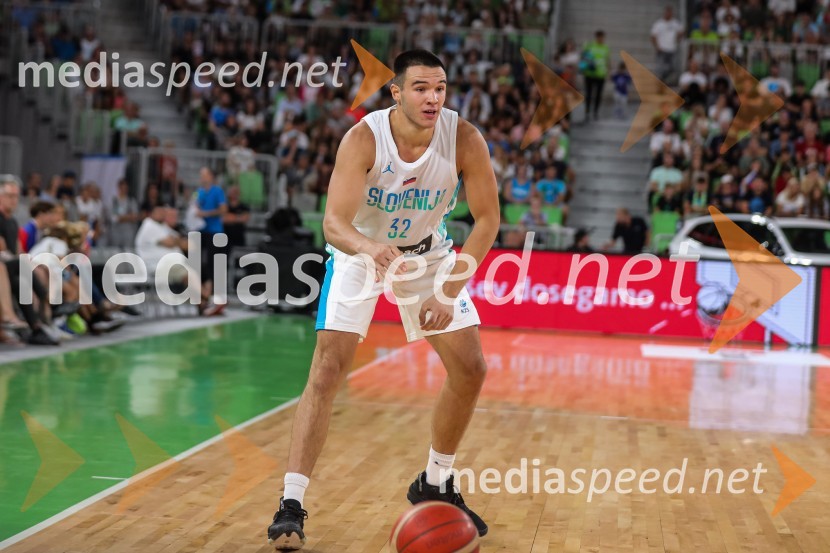  Bine Prepelič, košarkarDončić navdušil Stožice, Slovenija premagala Črno goro