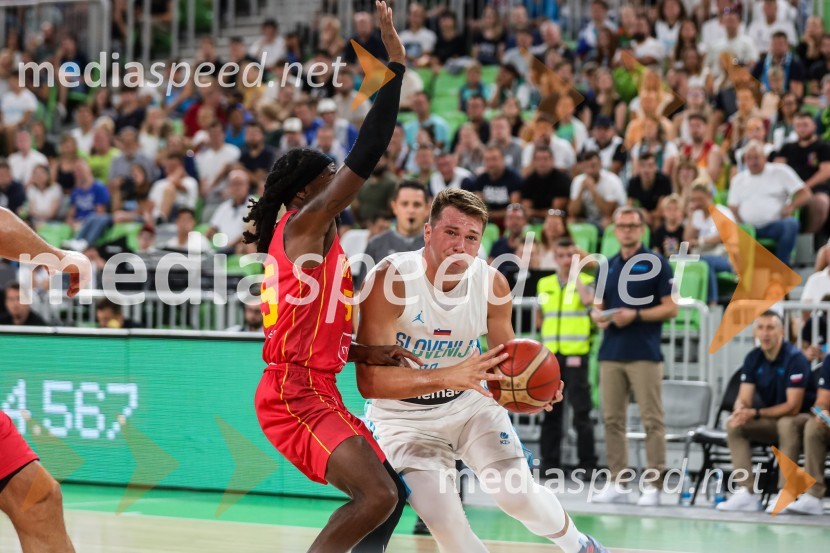  Kendrick Perry, košarkar;  Luka  Dončić, košarkarDončić navdušil Stožice, Slovenija premagala Črno goro