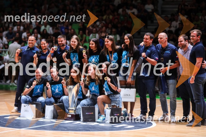 Ženska košarkašna reprezentanca deklet do 18 let z ekipoDončić navdušil Stožice, Slovenija premagala Črno goro
