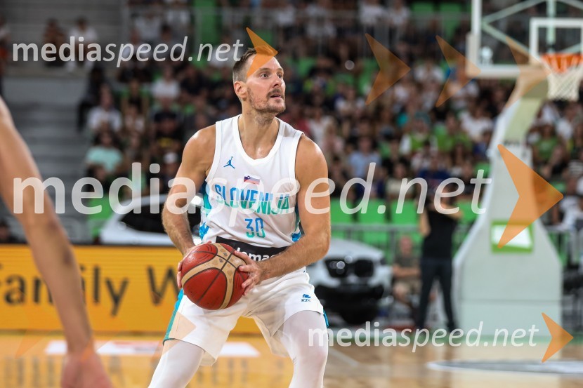  Zoran Dragić, košarkarDončić navdušil Stožice, Slovenija premagala Črno goro