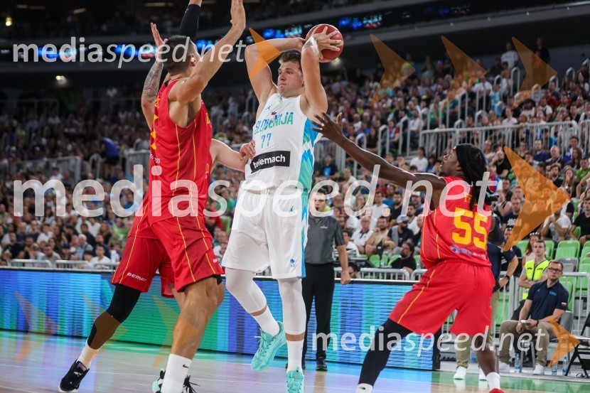  Nikola Vučević, košarkar;  Luka  Dončić, košarkar;  Kendrick Perry, košarkarDončić navdušil Stožice, Slovenija premagala Črno goro