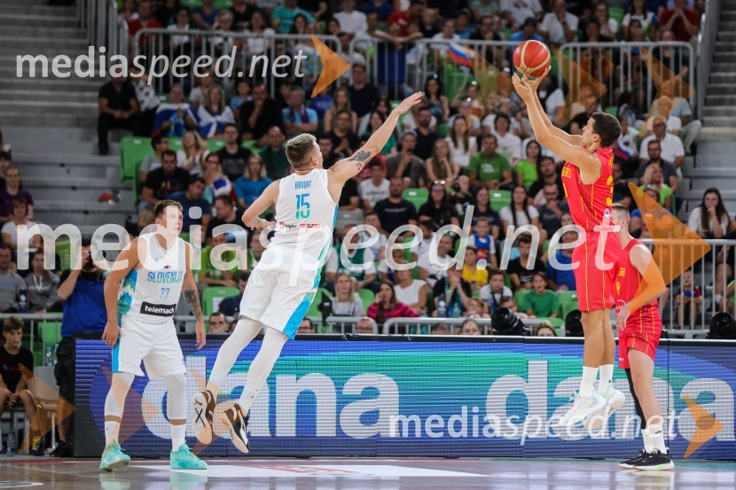  Luka  Dončić, košarkar;  Gregor  Hrovat, košarkar;  ... Dončić navdušil Stožice, Slovenija premagala Črno goro