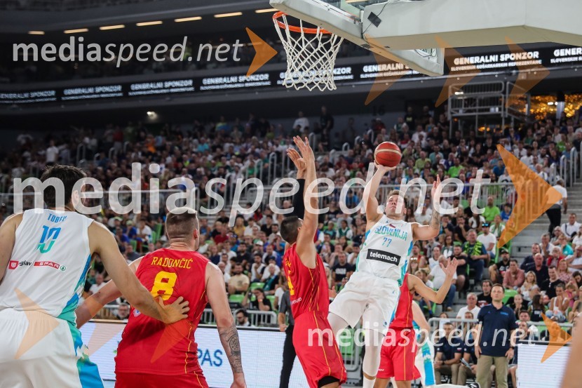  Mike Tobey, košarkar;  Dino Radončić, košarkar;  Nikola Vučević, košarkar;  Luka  Dončić, košarkarDončić navdušil Stožice, Slovenija premagala Črno goro