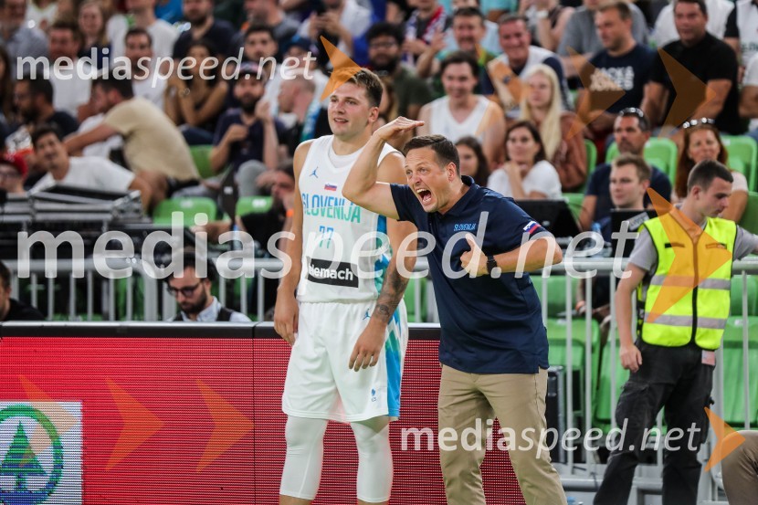  Luka  Dončić, košarkar;  Aleksander Sekulić, selektor  košarkaške reprezentanceDončić navdušil Stožice, Slovenija premagala Črno goro