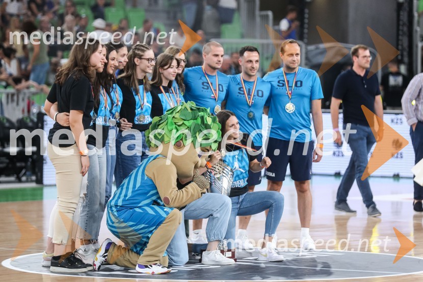 Ženska košarkašna reprezentanca deklet do 20 let z ekipoDončić navdušil Stožice, Slovenija premagala Črno goro