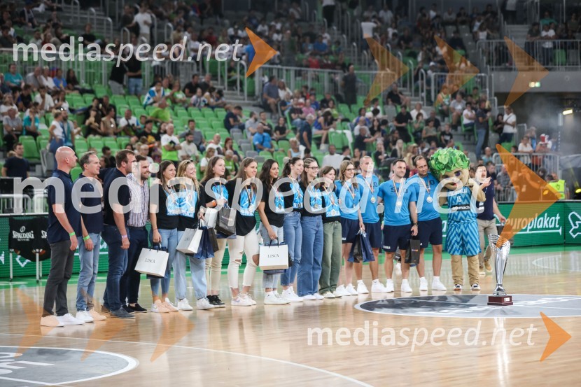 Ženska košarkašna reprezentanca deklet do 20 let z ekipoDončić navdušil Stožice, Slovenija premagala Črno goro