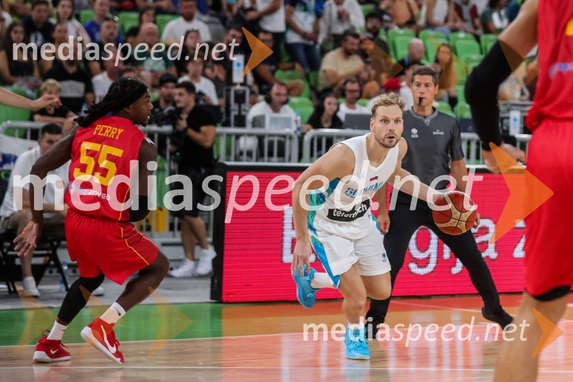  Kendrick Perry, košarkar;  Jaka Blažič, košarkarDončić navdušil Stožice, Slovenija premagala Črno goro