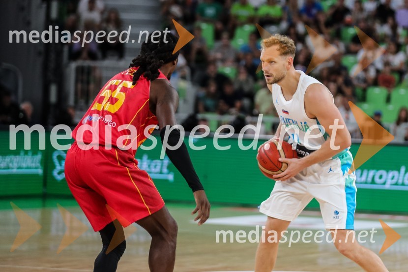  Kendrick Perry, košarkar;  Jaka Blažič, košarkarDončić navdušil Stožice, Slovenija premagala Črno goro