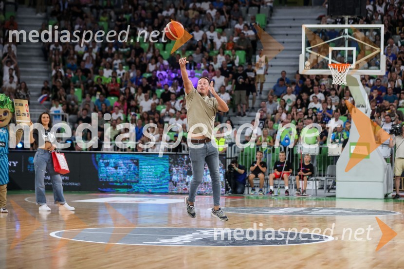 Dončić navdušil Stožice, Slovenija premagala Črno goro