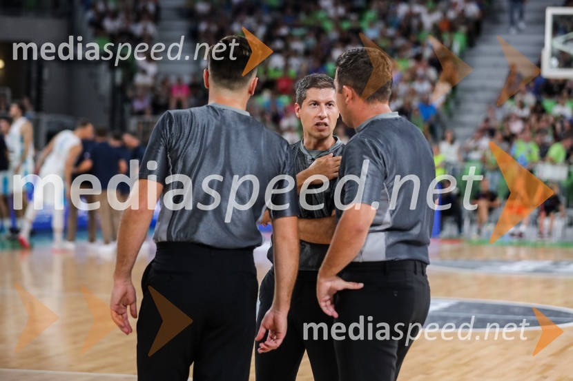 Dončić navdušil Stožice, Slovenija premagala Črno goro