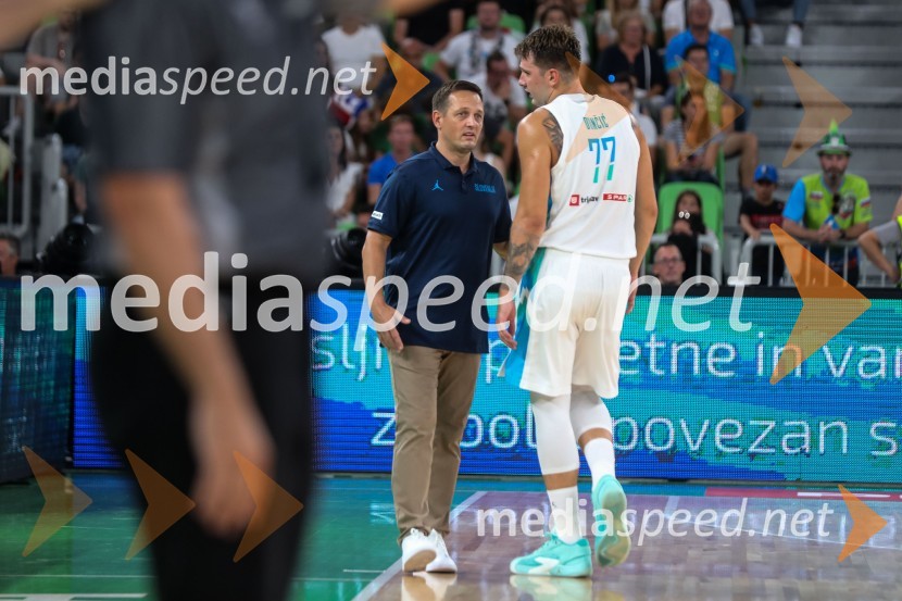  Aleksander Sekulić, selektor  košarkaške reprezentance;  Luka  Dončić, košarkarDončić navdušil Stožice, Slovenija premagala Črno goro