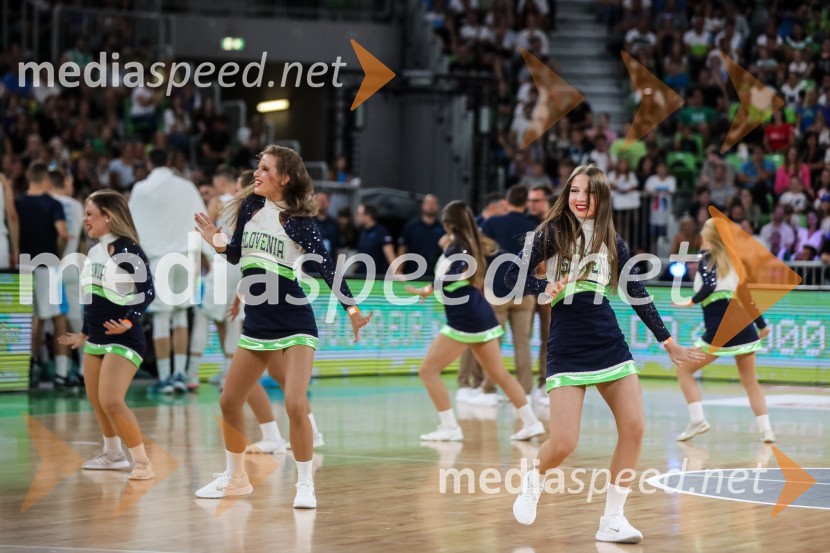 Dončić navdušil Stožice, Slovenija premagala Črno goro