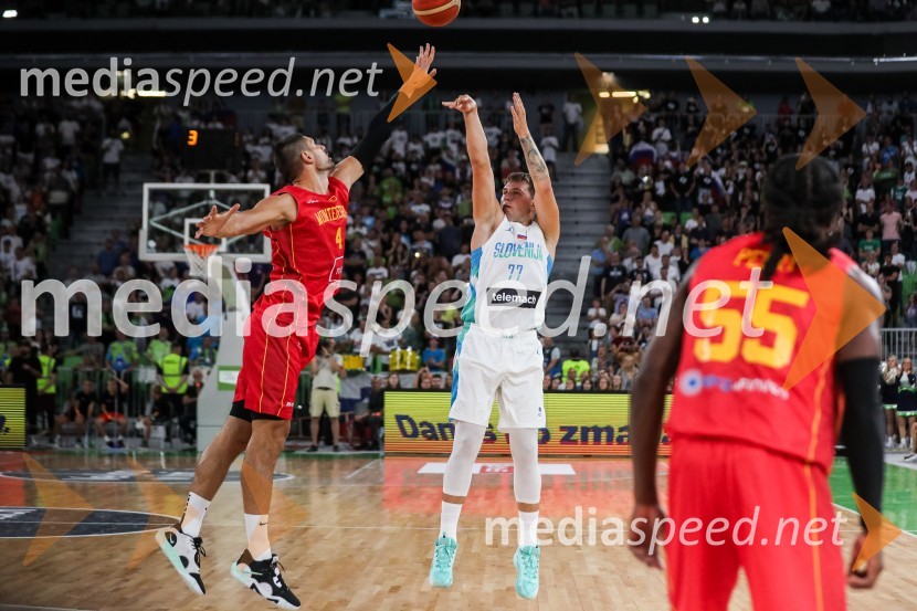  Nikola Vučević, košarkar;  Luka  Dončić, košarkarDončić navdušil Stožice, Slovenija premagala Črno goro