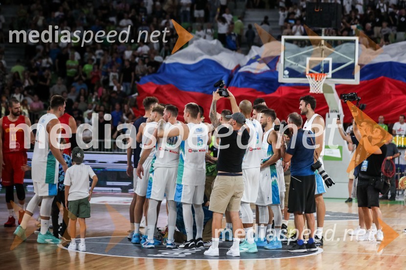Dončić navdušil Stožice, Slovenija premagala Črno goro