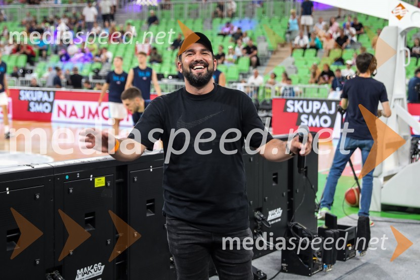 Dončić navdušil Stožice, Slovenija premagala Črno goro