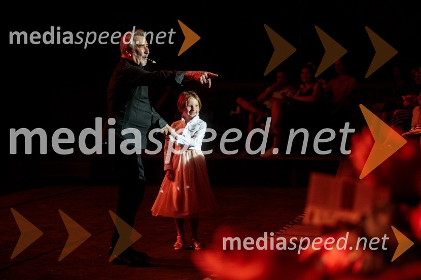  William  Kircher, igralec, povezovalec;  ... Koncert filmske glasbe Gospodarja prstanov in Hobita, 71. Ljubljana Festival