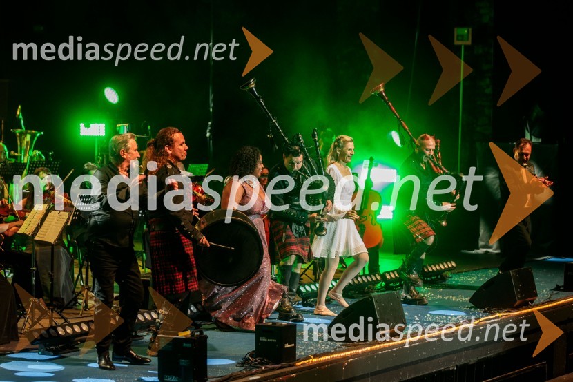  William  Kircher, igralec, povezovalec;  William Syd, The KingsPipers;  Solani Manyike, pevka;  Wim Dobbrisch, The Kingspiper;  Johanna  Krumin, pevka;  ... ;  Sergej Černijak, dirigentKoncert filmske glasbe Gospodarja prstanov in Hobita, 71. Ljubljana Festival