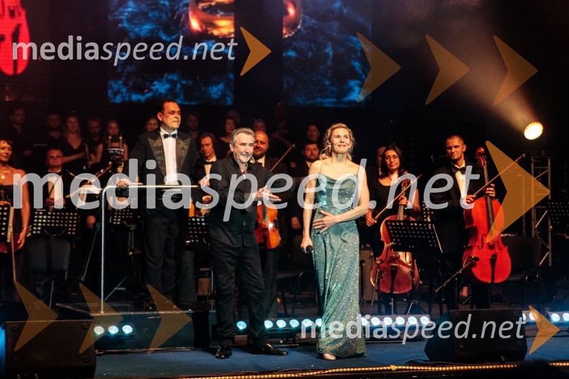  William  Kircher, igralec, povezovalec;  Johanna  Krumin, pevkaKoncert filmske glasbe Gospodarja prstanov in Hobita, 71. Ljubljana Festival