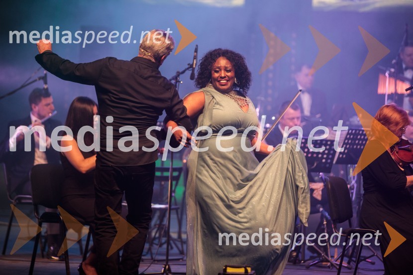  William  Kircher, igralec, povezovalec;  Solani Manyike, pevkaKoncert filmske glasbe Gospodarja prstanov in Hobita, 71. Ljubljana Festival