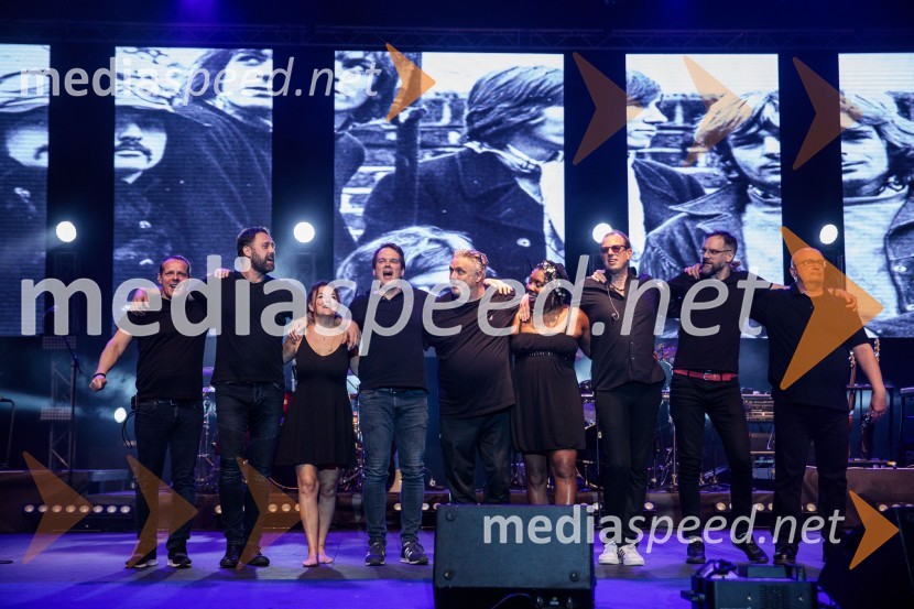  Micky Brülls, Maddle;  Michael Stockschläge, Meddle;  ... ;  Sascha Hommen, Meddle;  ... ;  Durga McBroom, pevka;  Olaf Hansen, Meddle;  Marc Schieferdecker, Meddle;  Bodo Munkewitz, bass, MeddlePink Floyd z znamenito rock opero The Wall na 71. Ljubljana Festivalu