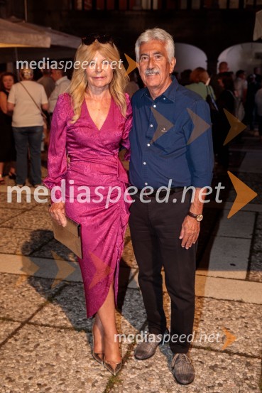  Darja Kuhar Kotnik, soustanoviteljica in podpredsednica Društva za zdravje naroda;  Rajko Kotnik, bivši višji državni odvetnik, predsednik Lions kluba Ljubljana RožnikPink Floyd z znamenito rock opero The Wall na 71. Ljubljana Festivalu