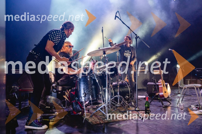  Matevž Šalehar - Hamo, glasbenik;  Martin Janežič - Buco, glasbenik, Hamo & Tribute 2 Love;  Uroš Škerl Kramberger - Hipi, glasbenik, Hamo & Tribute 2 LoveDobrodelni koncert skupine Hamo & Tribute 2 Love v Minoritih