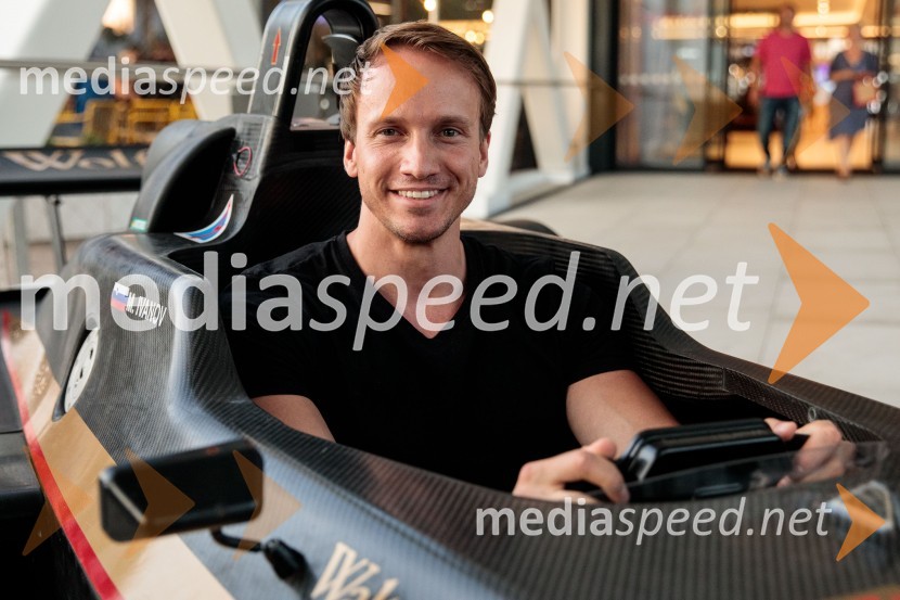  Andrei Lenart, igralecGran Turismo, premiera v Cineplexx Ljubljana