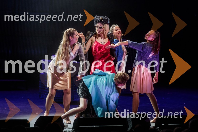  Sara Briški Cirman - Raiven, pevka, harfistkaSodobni pop-rock muzikal Povodni mož ponovno na Ljubljana Festivalu