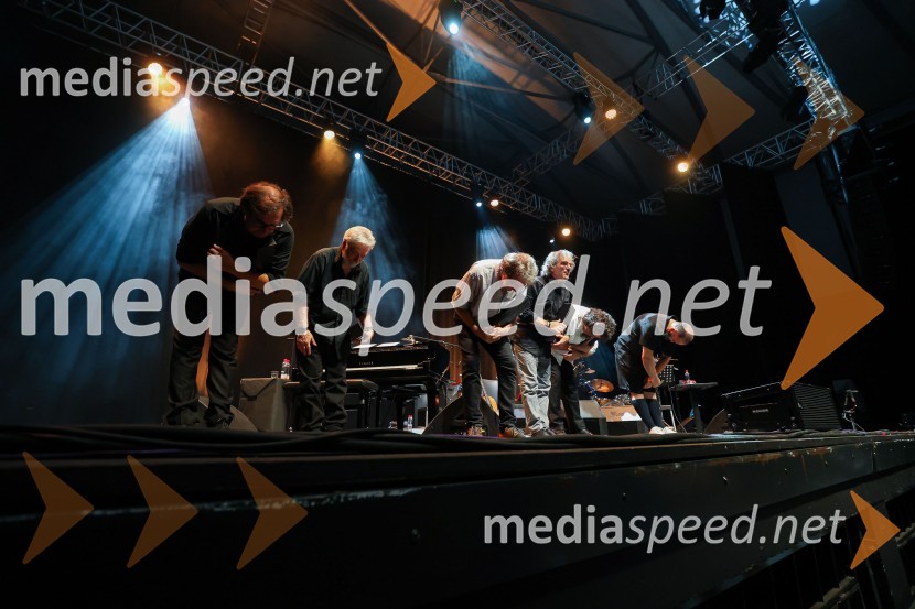  Primož Vitez, glasbenik, dramaturg, prevajalec, član skupine Bossa de Novo;  Cesar Camargo Mariano, pianist;  Mitja Vrhovnik Smrekar, skladatelj, član skupine Bossa de Novo;  Aljoša Kosor, skupina Bossa de novo;  Marko Gregorič, pisec besedil, član skupine Bossa Bossa de Novo;  Sergej Ranđelović, glasbenik, član skupine Bossa de NovoBossa de Novo & Cesar Camargo Mariano na 71. Ljubljana Festivalu