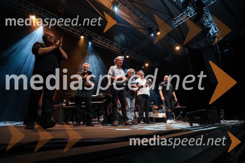  Primož Vitez, glasbenik, dramaturg, prevajalec, član skupine Bossa de Novo;  Cesar Camargo Mariano, pianist;  Mitja Vrhovnik Smrekar, skladatelj, član skupine Bossa de Novo;  Aljoša Kosor, skupina Bossa de novo;  Marko Gregorič, pisec besedil, član skupine Bossa Bossa de Novo;  Sergej Ranđelović, glasbenik, član skupine Bossa de NovoBossa de Novo & Cesar Camargo Mariano na 71. Ljubljana Festivalu