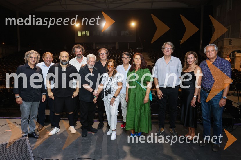  Aljoša Kosor, skupina Bossa de novo;  Darko  Brlek, direktor in umetniški vodja, Festival Ljubljana;  Sergej Ranđelović, glasbenik, član skupine Bossa de Novo;  Marko Gregorič, pisec besedil, član skupine Bossa Bossa de Novo;  Cesar Camargo Mariano, pianist;  Primož Vitez, glasbenik, dramaturg, prevajalec, član skupine Bossa de Novo;  ... ;  ... ;  ... ;  Mitja Vrhovnik Smrekar, skladatelj, član skupine Bossa de Novo;  ... ;  ... Bossa de Novo & Cesar Camargo Mariano na 71. Ljubljana Festivalu