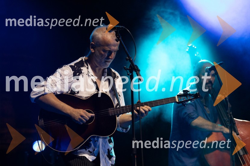  Peter Lozar, tamburaško čelo, spremljevalni vokal, skupina Šukar35. Mednarodni festival Noči v stari Ljubljani