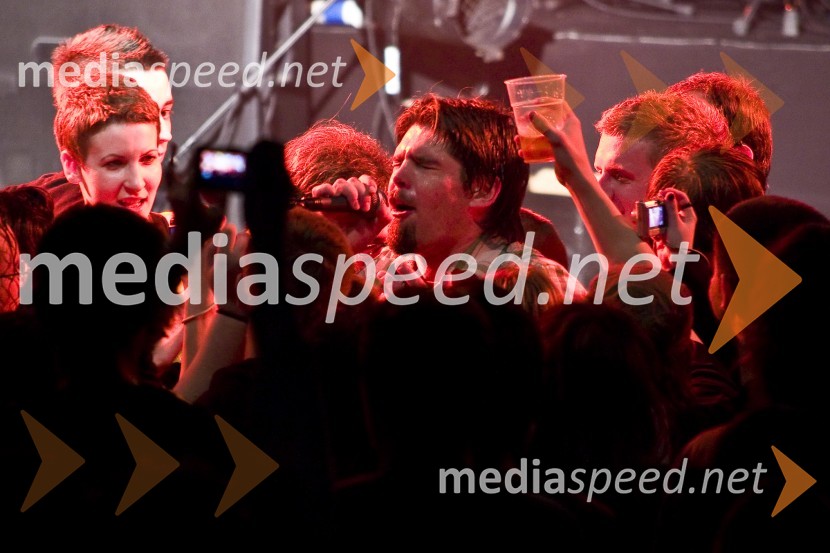 David Kovšca - Buda, pevec skupine Elvis Jackson, med obiskovalci koncertaElvis Jackson, koncert v Cvetličarni Mediapark