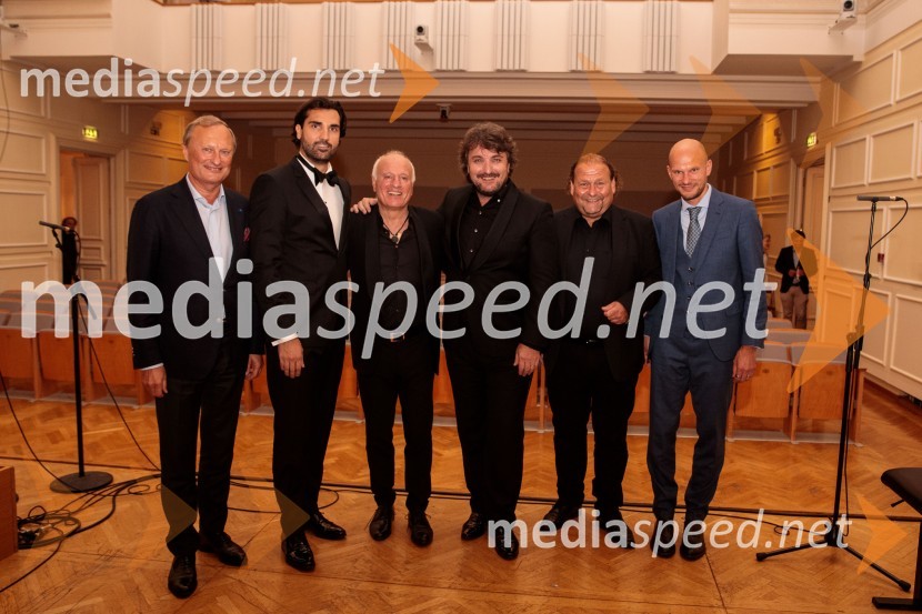  Gintautas Kevišas, pianist;  Jonathan Tetelman, operni pevec;  Marco Boemi, dirigent;  Ludovic Tézier, operni pevec;  Darko  Brlek, direktor in umetniški vodja, Festival Ljubljana;  ... V Slovenski filharmoniji  nastopila baritonist Ludovic Tézier in tenorist  Jonathan Tetelman, 71. Ljubljana Festival