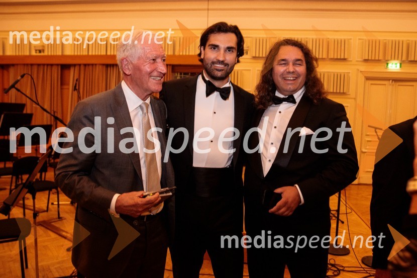  Bojan Pretnar, prvi direktor Urada Republike Slovenije za intelektualno lastnino;  Jonathan Tetelman, operni pevec;  ... V Slovenski filharmoniji  nastopila baritonist Ludovic Tézier in tenorist  Jonathan Tetelman, 71. Ljubljana Festival