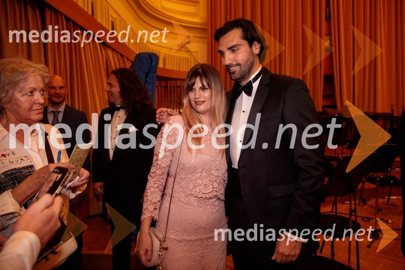  Urška Kastelic, igralka;  Jonathan Tetelman, operni pevecV Slovenski filharmoniji  nastopila baritonist Ludovic Tézier in tenorist  Jonathan Tetelman, 71. Ljubljana Festival