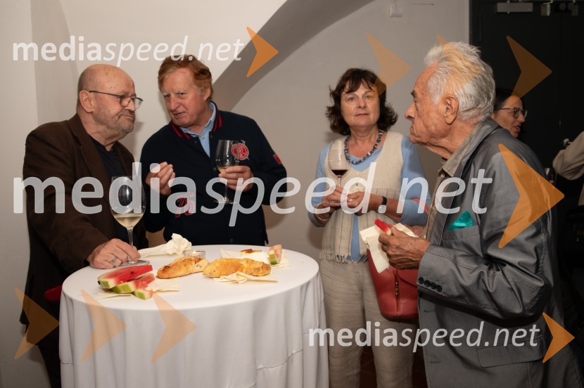  Vlado Novak, igralec;  ... ;  Bojana Kmetec Rošic, Pravniško društvo v Mariboru, predsednica društva;  Smiljan Pušenjak, fotografKavarna Astoria, slavnostna premiera digitalno restavriranega filma