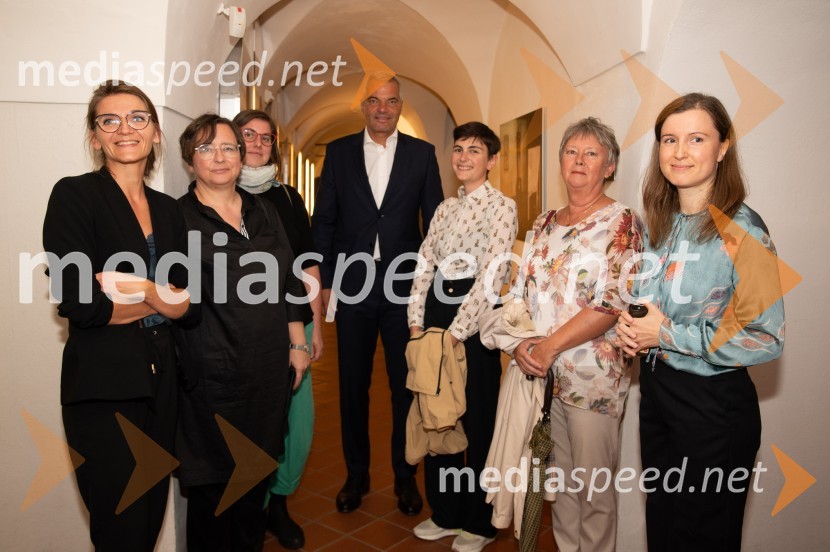  Ksenija Repina, vodja Kulturne četrti, Minoriti Maribor;  Katarina Klančnik Kocutar, direktorica in umetniška vodja Lutkovnega gledališča Maribor;  ... ;  Aleksander Saša Arsenovič, župan, Mestna občina Maribor;  ... ;  ... ;  ... Kavarna Astoria, slavnostna premiera digitalno restavriranega filma