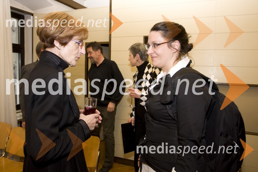 Mojca Kreft, dramaturginja in Tatjana Ažman, dramaturginja v SNG opera in baletPodelitev priznanj znanim gledališčnikom