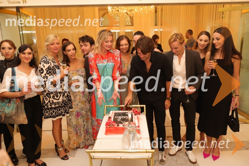  Valentina Turcu, koreografinja in baletna solistka;  Edward Clug, umetniški direktor, Balet SNG Maribor;  Asami Nakashima, baletna solistka;  Marina Krasnova, baletna solistka;  Pia Clug, baletna plesalka;  Catarina de Meneses, baletna solistka;  Ionut Dinita, baletni plesalec;  Davide Buffone, baletni plesalec;  Mirjana Šrot, baletka;  Beatrice Bartolomei, baletna plesalka;  Galina Čajka Kuhar, baletna solistkaJubilejna baletna poslastica: Tango praznuje 25 let