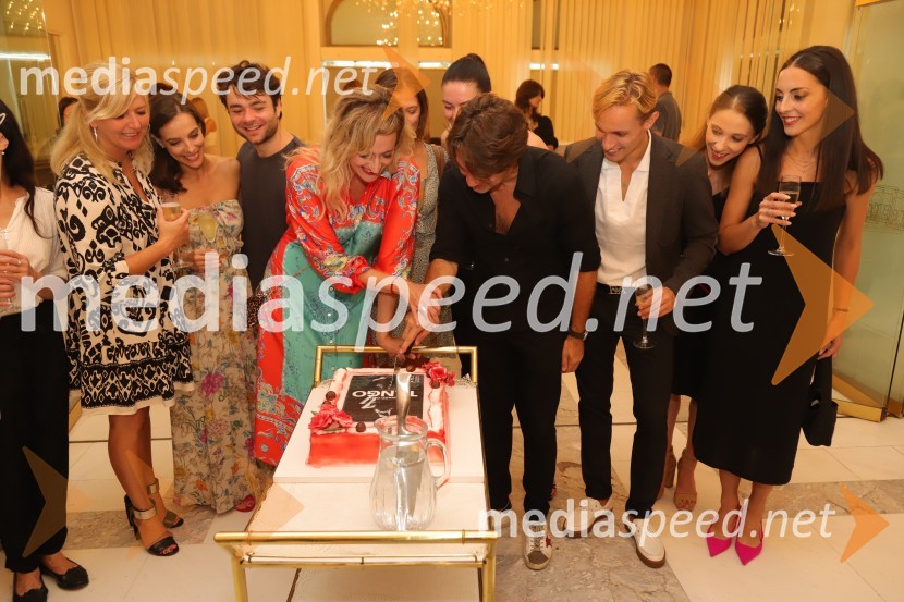  Valentina Turcu, koreografinja in baletna solistka;  Edward Clug, umetniški direktor, Balet SNG Maribor;  Pia Clug, baletna plesalka;  Catarina de Meneses, baletna solistka;  Ionut Dinita, baletni plesalec;  Davide Buffone, baletni plesalec;  Mirjana Šrot, baletka;  Beatrice Bartolomei, baletna plesalkaJubilejna baletna poslastica: Tango praznuje 25 let