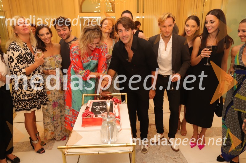  Pia Clug, baletna plesalka;  Catarina de Meneses, baletna solistka;  Ionut Dinita, baletni plesalec;  Valentina Turcu, koreografinja in baletna solistka;  Galina Čajka Kuhar, baletna solistka;  Edward Clug, umetniški direktor, Balet SNG Maribor;  Davide Buffone, baletni plesalec;  Mirjana Šrot, baletka;  Beatrice Bartolomei, baletna plesalka;  Evgenija Koškina, baletkaJubilejna baletna poslastica: Tango praznuje 25 let