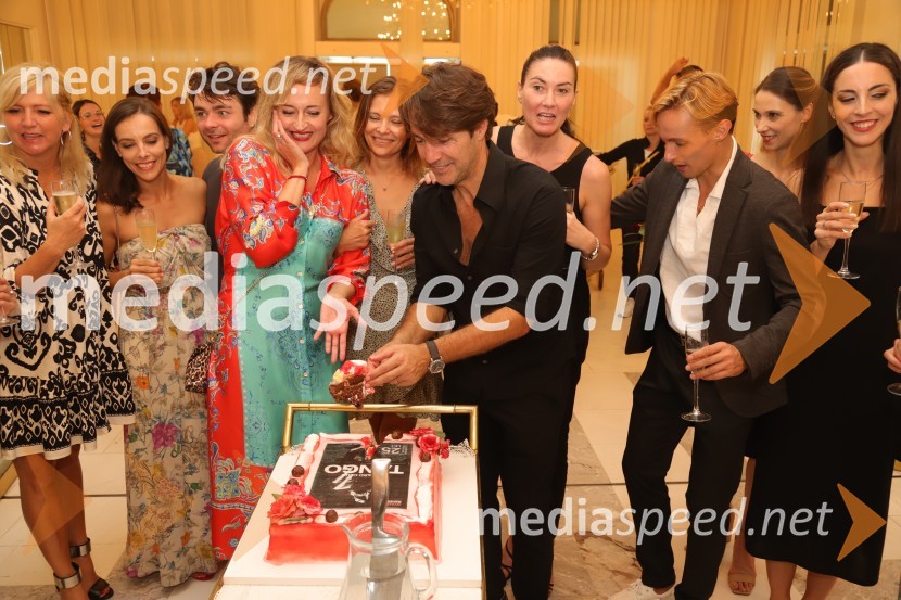  Pia Clug, baletna plesalka;  Catarina de Meneses, baletna solistka;  Ionut Dinita, baletni plesalec;  Valentina Turcu, koreografinja in baletna solistka;  Galina Čajka Kuhar, baletna solistka;  Edward Clug, umetniški direktor, Balet SNG Maribor;  Klavdija Stanišič, baletna plesalka;  Davide Buffone, baletni plesalec;  Mirjana Šrot, baletka;  Beatrice Bartolomei, baletna plesalkaJubilejna baletna poslastica: Tango praznuje 25 let