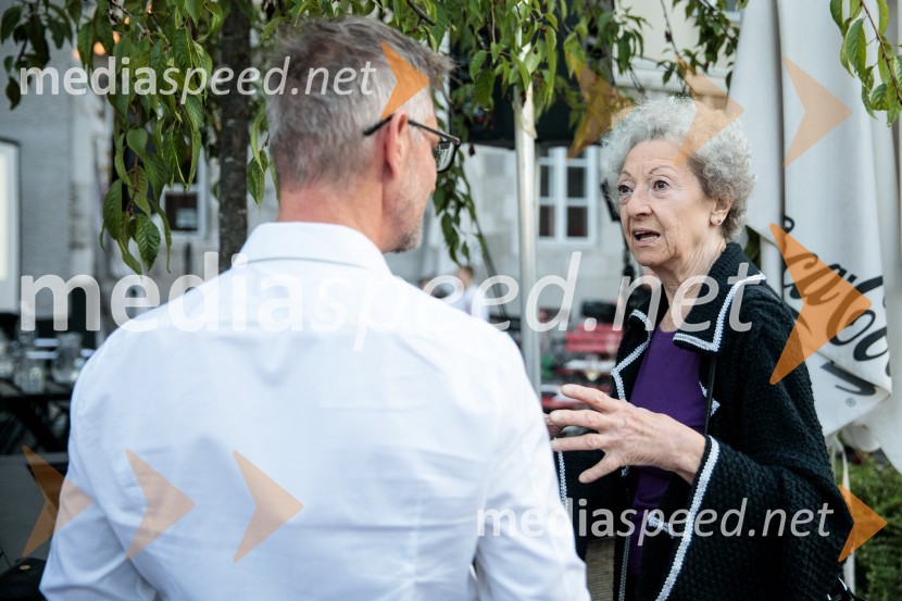  Tibor Mihelič Syed, direktor, Slovensko mladinsko gledališče;  Alenka Pirjevec, Združenje dramskih umetnikov SlovenijePredstavitev 68. sezone Slovenskega mladinskega gledališča Ljubljana