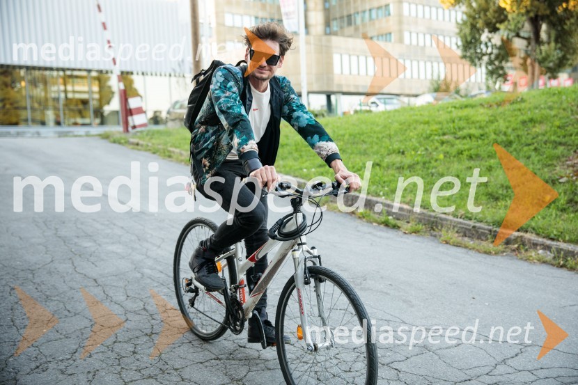  Primož Bezjak, igralec, plesalecPredstavitev 68. sezone Slovenskega mladinskega gledališča Ljubljana