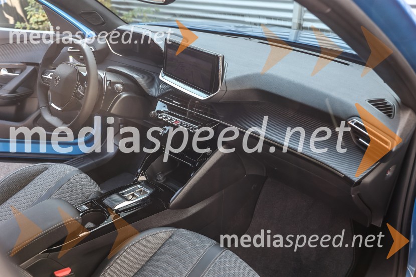 Drzni in okretni SUV PEUGEOT 2008, predstavitev