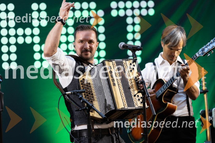  Davor Pušnik, voditelj jutranjega programa, Štajerski val;  Andrej Sluga, ansambel UnikatSlovo poletju s koncertom Ansambla Unikat v Citycentru Celje